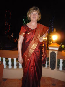 Etna Marx - Coach und Persönlichkeitsentwicklerin im festlichen roten Kleid in Indien